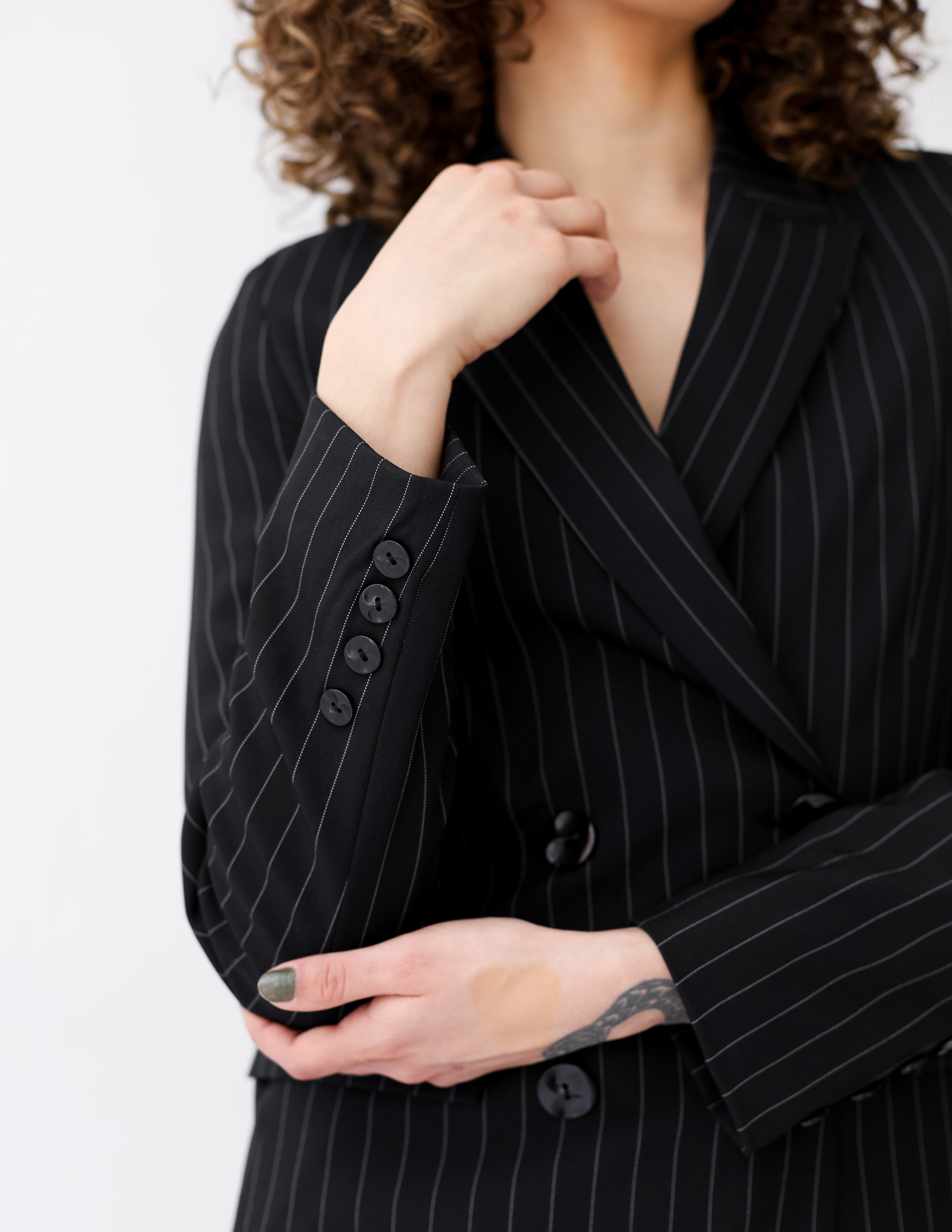 سترة طويلة مخططة سوداء ذات صدر مزدوج